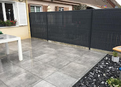 Clôture composite anthracite avec terrasse dallage Kingersheim