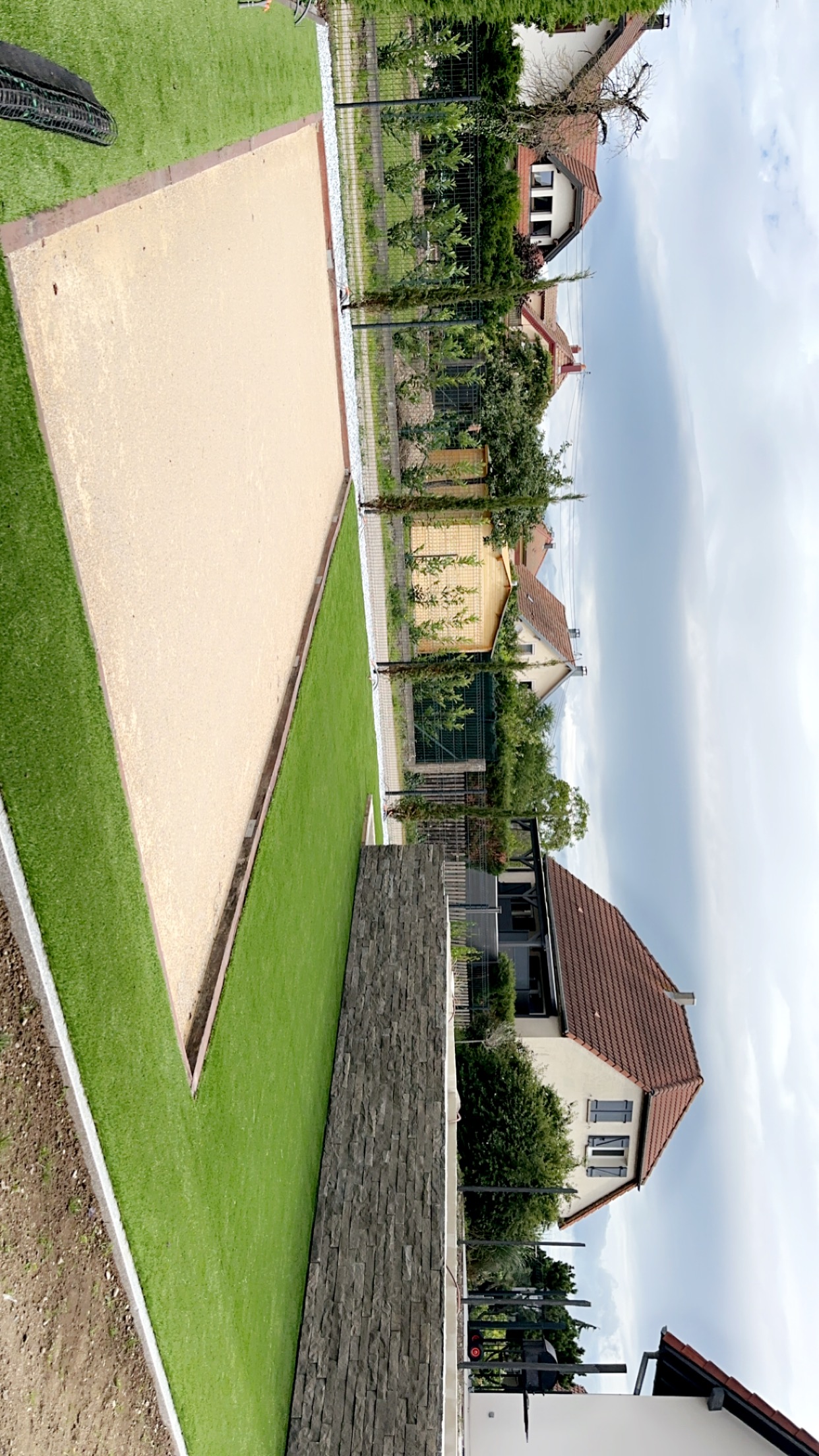 Vue panoramique de jardin paysager avec pelouse et terrasse