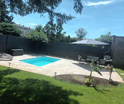 Aménagement complet abords de piscine avec pelouse et bordure pierre