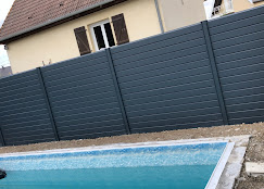 Piscine bleue avec clôture composite anthracite par Infini Paysage